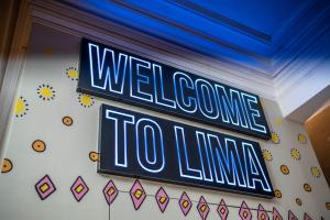 a welcome to linnie sign on a wall at Pariwana Hostel Lima in Lima