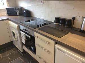 Spacious ground floor studio flat - easy access to Stansted Airport, London and Cambridge