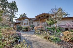 a house with a pathway leading to the front yard at Seascape Lodge in Freeland