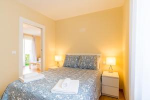 sypialnia z łóżkiem i dwoma ręcznikami na nim w obiekcie Alferez II by ELE Apartments w Maladze