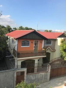 une maison avec un toit rouge dans l'établissement Standard Private apartment, à Tabarre