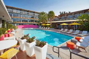 un hotel con piscina y sillas y un edificio en Carmel Mission Inn en Carmel