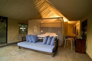 Uma área de estar em Honeyguide Tented Safari Camp - Khoka Moya