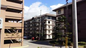 een appartementencomplex in een stad met een parkeerplaats bij StayPlus Metro Manila Solano Hills Tropical Home Suite in Manilla