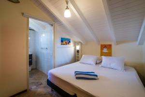 
Een bed of bedden in een kamer bij Beautiful Spacious Seaside Penthouse, Jan Thiel
