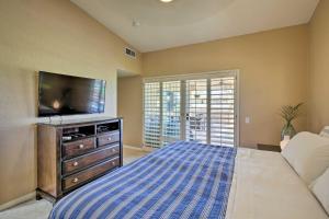 Voodi või voodid majutusasutuse PoolandSpa, Theater Room and Views Palm Desert Home! toas