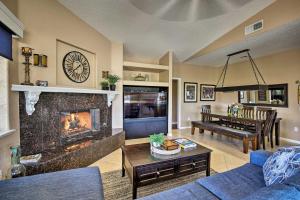 Istumisnurk majutusasutuses PoolandSpa, Theater Room and Views Palm Desert Home!