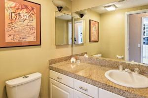 Vannituba majutusasutuses PoolandSpa, Theater Room and Views Palm Desert Home!