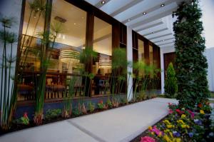 un hall avec des plantes et des fleurs dans un bâtiment dans l'établissement Mint Hotel, à Arequipa