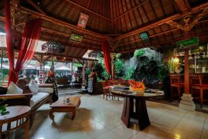A restaurant or other place to eat at Wina Holiday Villa Kuta Bali