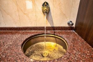 uma fonte de água no meio de um balcão em Newa Home em Catmandu