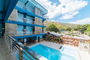 un balcon avec une piscine et un bâtiment dans l'établissement RedDoorz Premium @ Casa Ghilda Resort Olongapo City, à Olongapo