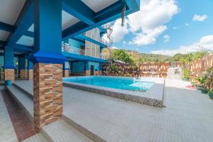 Der Swimmingpool an oder in der Nähe von RedDoorz Premium @ Casa Ghilda Resort Olongapo City