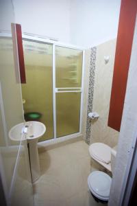 baño con 2 aseos, lavamanos y ventana en Apartamento amoblado, en Quibdó