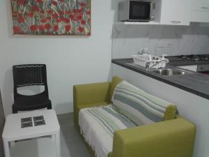 Cucina o angolo cottura di Mgarr Waterfront Cosy Apartment 2 by Ghajnsielem Gozo