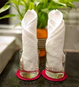 dois copos cheios de papel higiénico numa mesa em Classy Hotel em Battambang