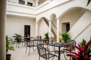 a row of tables and chairs in a courtyard with plants at Estacion Alameda in Orizaba