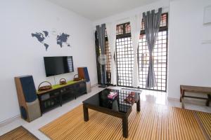 a living room with a tv and a coffee table at Kz-COZY Homestay@D.Cemerlang in Ulu Tiram