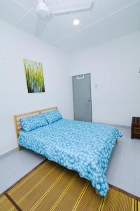 Säng eller sängar i ett rum på Kz-COZY Homestay@D.Cemerlang