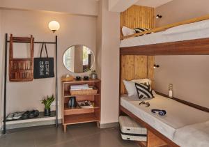 Postel nebo postele na pokoji v ubytování Minimalist Poshtel & Suites
