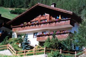 ein Haus mit einem Balkon mit Blumen darauf in der Unterkunft Patschei Trid in Samnaun