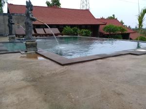 a fountain in the middle of a courtyard at Villa Eliska Sari Sumberkima in Pemuteran