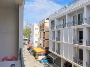 - un balcon offrant une vue sur un bâtiment dans l'établissement Sure Guesthouse, à Kamala Beach