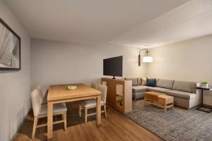 TV a/nebo společenská místnost v ubytování Hyatt Place Tucson Central