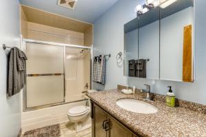 ein Badezimmer mit Waschbecken, Toilette und Dusche in der Unterkunft Bayview Cottage in Barview + 32 Fotos