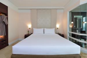 Ein Bett oder Betten in einem Zimmer der Unterkunft Miracle Grand Convention Hotel