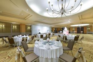 Ein Restaurant oder anderes Speiselokal in der Unterkunft Miracle Grand Convention Hotel 