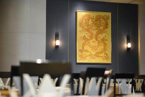Ein Restaurant oder anderes Speiselokal in der Unterkunft Miracle Grand Convention Hotel 