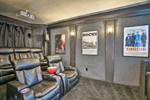 Istumisnurk majutusasutuses PoolandSpa, Theater Room and Views Palm Desert Home!