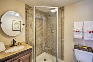 Vannituba majutusasutuses PoolandSpa, Theater Room and Views Palm Desert Home!
