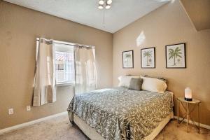 Voodi või voodid majutusasutuse PoolandSpa, Theater Room and Views Palm Desert Home! toas