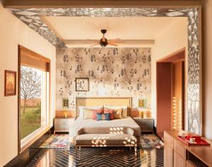 Taj Devi Ratn Resort & Spa, Jaipur客房内的一张或多张床位