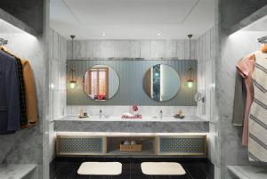 斋浦尔Taj Devi Ratn Resort & Spa, Jaipur的配有两个水槽和两面镜子的浴室