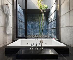Taj Devi Ratn Resort & Spa, Jaipur的一间浴室