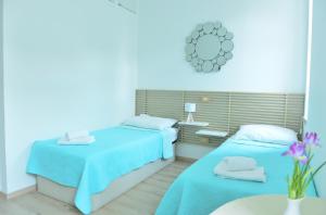 Habitación con 2 camas y espejo. en En-suite Iris on Rokova Street - 5 min Walk to the Old Town of Split, en Split