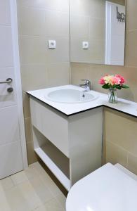 Kúpeľňa v ubytovaní En-suite Iris on Rokova Street - 5 min Walk to the Old Town of Split