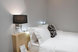 Postel nebo postele na pokoji v ubytování Radlett Residences Hotel - Tuguegarao