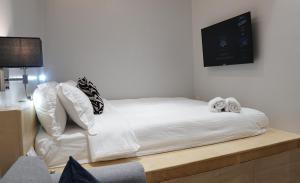 Postel nebo postele na pokoji v ubytování Radlett Residences Hotel - Tuguegarao