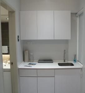 Kitchen o kitchenette sa Radlett Residences Hotel - Tuguegarao