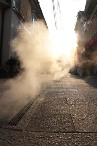 een berg stoom die uit een straat komt bij Beppu Kannawa Onsen HIROMIYA in Beppu