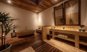 un bagno con vasca, lavandino e vasca da bagno di Wallawwa a Katunayake