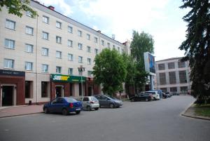 a city street with cars parked in front of a building at Hotel Desna in Bryansk
