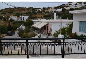 Aussicht vom Balkon eines Hauses in der Unterkunft Kardoulis Rooms in Triovasálos