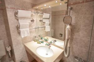 y baño con lavabo y espejo. en Danilovskaya Hotel en Moscú