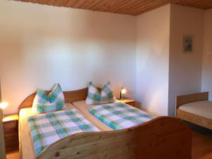 1 dormitorio con 2 camas en una habitación en Ferienwohnung Angelika Neuner en Sulzberg