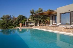 una piscina frente a una casa en Villa Atokos, en Sivota